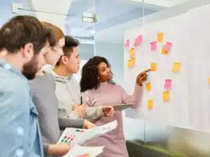 Gruppo di tirocinanti in un brainstorming durante uno stage extracurriculare