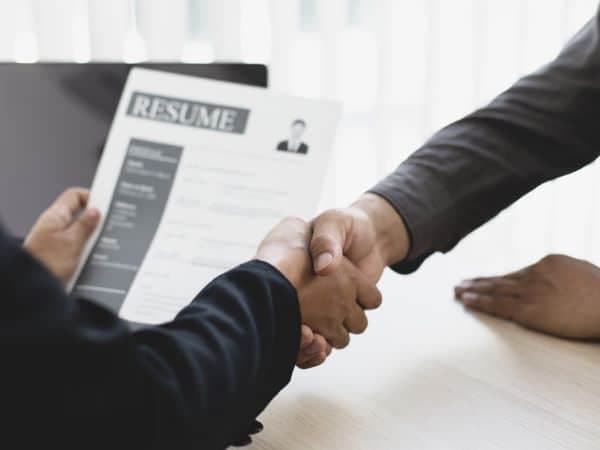 assunzione personale con due mani che si stringono in forma di accordo