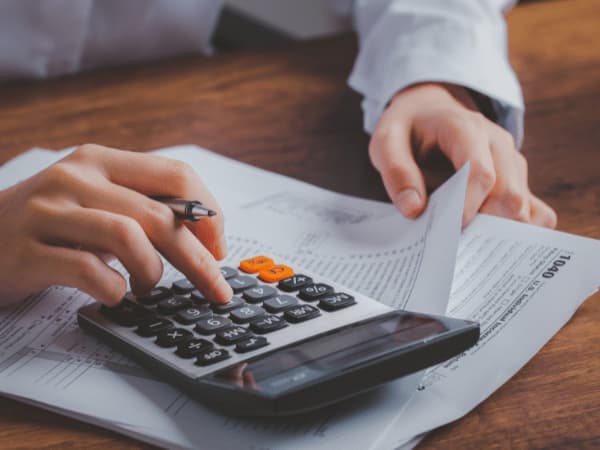 mano che calcola il trattamento integrativo
