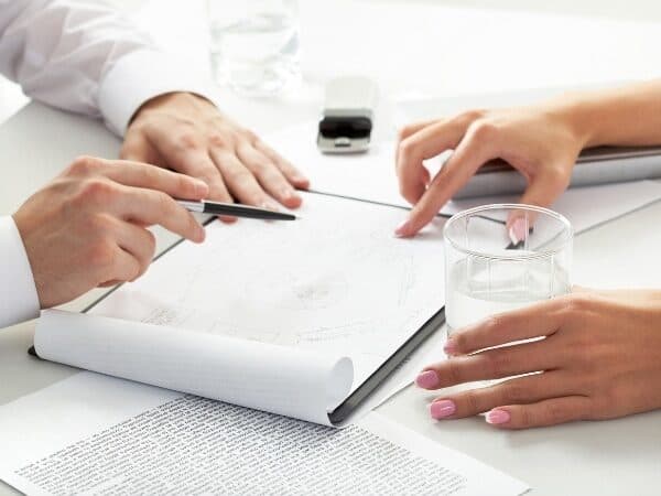 due persone si confrontano su errori consulente del lavoro