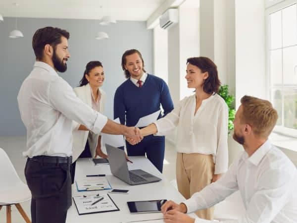 gruppo di responsabili hr durante una riunione