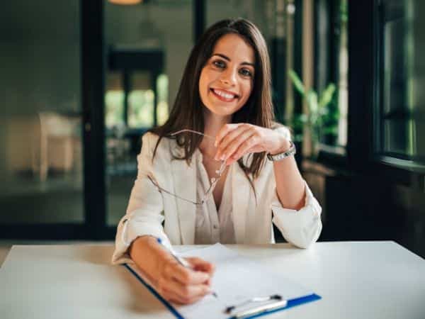 una consulente del lavoro sorridente
