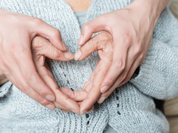 beneficiari di legge 104 si tengono la mano