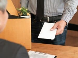 Un lavoratore consegna una lettera di dimissioni senza preavviso