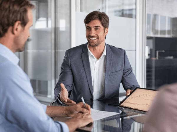 consulente del lavoro che parla con un cliente