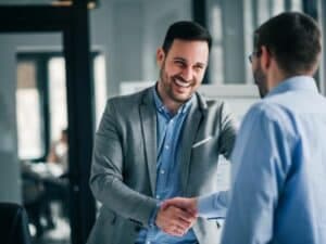 Stretta di mano tra due uomini d'affari, simboleggiando un accordo per un contratto indeterminato.
