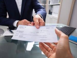 lavoratore dipendente riceve la busta paga