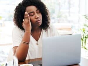 ragazza stanca che ha bisogno di un giorno compensativo