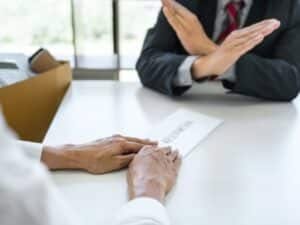 conflitto di due persone relativo al licenziamento senza preavviso