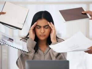 ragazza che ha bisogno di recupero ore lavorative