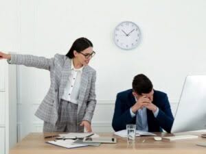 un datore di lavoro rimprovera e sanziona un dipendente