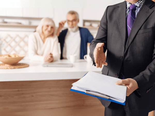 Due persone anziane che ricevono consulenza per previdenza sociale